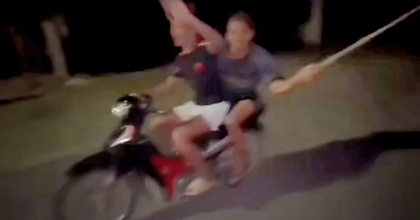 Nhóm thanh niên không mũ bảo hiểm, 'múa' dao trên đường rồi quay clip câu view