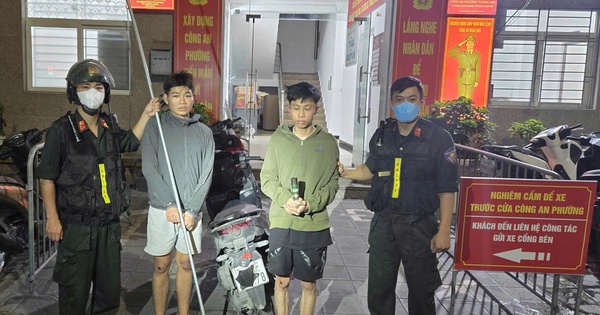 Nhóm thanh niên cầm hung khí lạng lách, ném vỏ chai, xit hơi cay vào cảnh sát