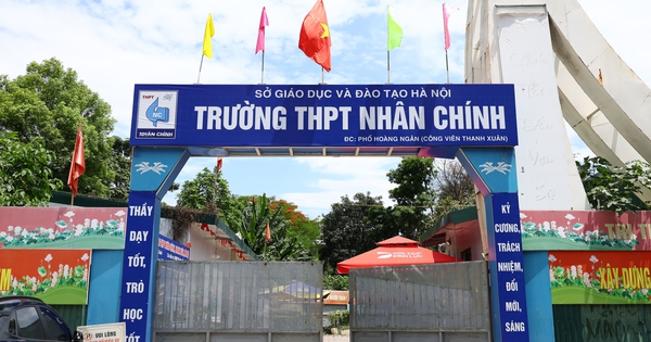 Trong lúc chờ trường mới hiện đại hàng trăm tỷ đồng, học sinh 2 trường THPT top đầu Hà Nội học ở đâu?