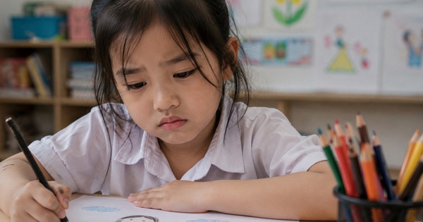 Bức vẽ “người bạn thân nhất” của nữ sinh tiểu học khiến cô giáo và mẹ lạnh người: Phía sau là sự thật xót xa!