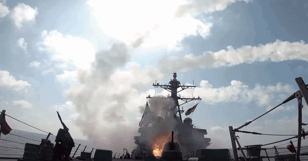 NÓNG: Mỹ bất ngờ tấn công Iran giữa lúc ngừng bắn, tập kích tàu thuyền quanh eo Hormuz, CENTCOM lên tiếng