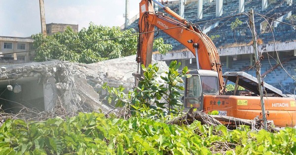 Cận cảnh tháo dỡ sân vận động Chi Lăng sau 12 năm vướng đại án