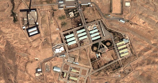 Mỹ tấn công cơ sở quân sự Iran