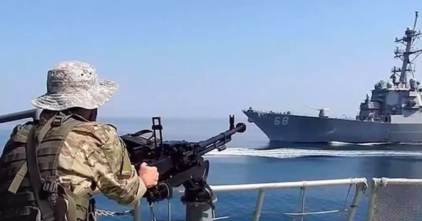 Iran nổ súng cảnh cáo các tàu cố gắng vượt eo biển Hormuz