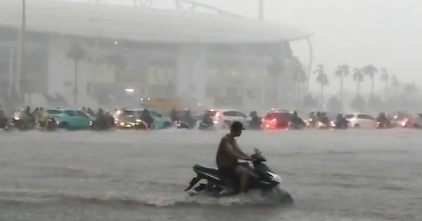 Đường quanh Mỹ Đình thành 'sông' sau trận mưa trắng trời