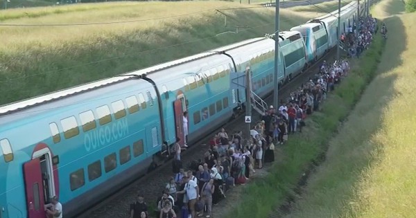 Đoàn tàu bất ngờ mất điện giữa nắng nóng: Không có điều hòa, khách phải xuống tàu giữa đường