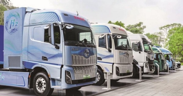 Phát hiện đội xe tải Trung Quốc với đầu kéo nặng 49 tấn, không dùng xăng cũng không cần sạc điện, âm thầm làm nhiệm vụ quan trọng