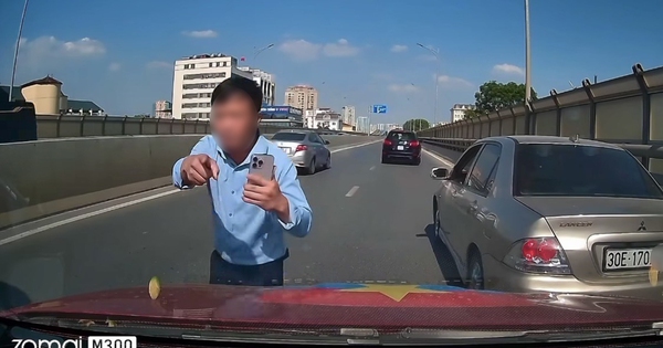 Hà Nội: Danh tính tài xế ô tô tạt đầu xe khác, còn xuống mắng chửi người đi phía sau
