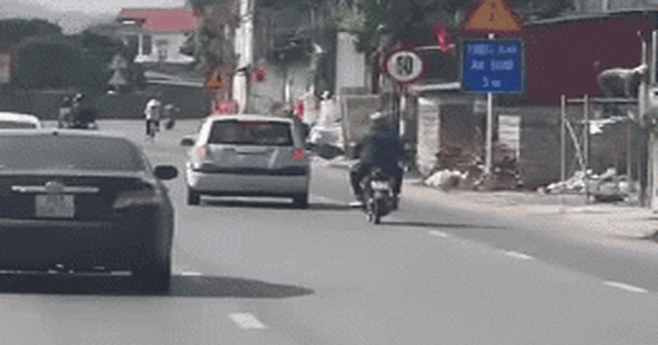 Ô tô chèn ngã người đi xe máy trên quốc lộ, tài xế nói do cãi nhau với mẹ