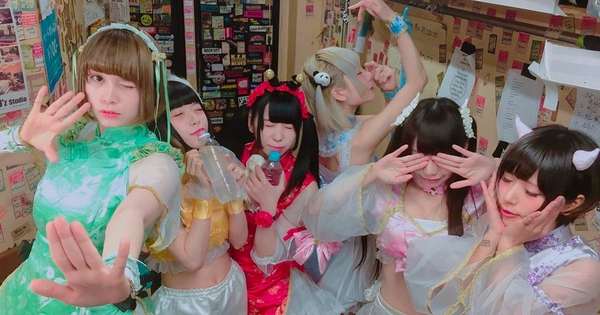 Nữ idol Nhật Bản gây bão mạng vì cho fan ngửi nách sau biểu diễn, hé lộ góc khuất khắc nghiệt của giới underground