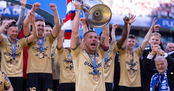 Kiếm bộn tiền nhờ bán bánh mì, “hoàng tử” Podolski vẫn nâng cúp vô địch ở tuổi 40