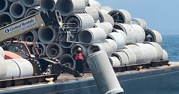 Phát hiện 68 sà lan đã đổ 80.000 tấn bê tông từ một cây cầu bị phá hủy xuống đáy biển, tạo nên cả một hệ sinh thái đặc biệt dưới đại dương