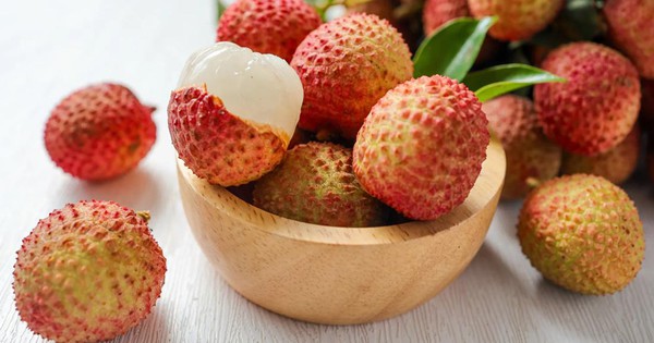 Bà cụ hôn mê sau khi liên tục ăn nhiều vải: Lưu ý cách ăn đúng trong mùa cao điểm