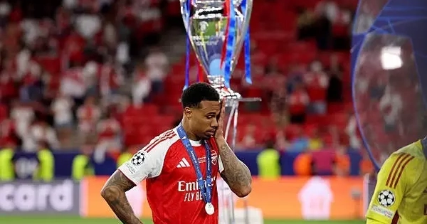 Declan Rice bảo vệ hai cầu thủ Arsenal sút hỏng luân lưu