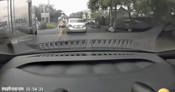 Xác minh thêm vi phạm của người xưng thầy dạy lái xe hỏi CSGT 'em biết anh không'