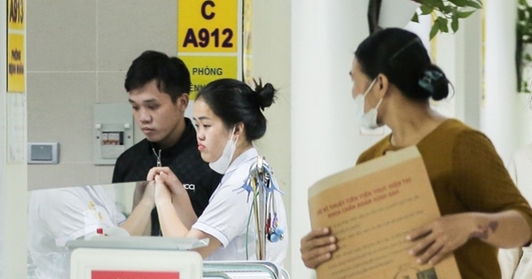 Người đàn ông hôn mê ngay cửa viện và nỗi đau phía sau lá đơn xin xuất viện sớm