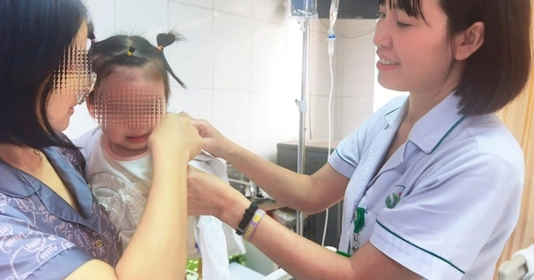 Xót xa bé gái 22 tháng tuổi bị chó tấn công nát mặt