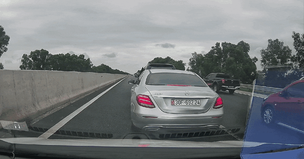 Clip: Tài xế tạt đầu xe khác, dừng giữa cao tốc để cãi nhau