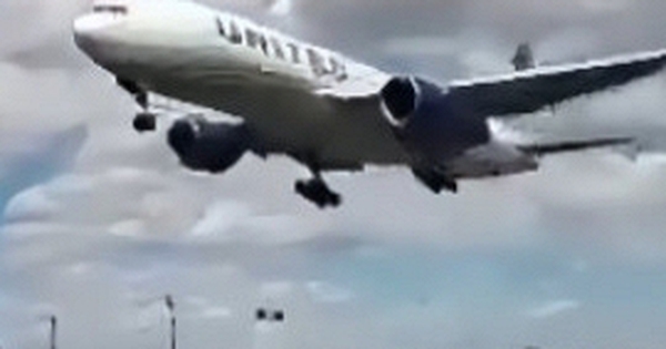 Kinh hoàng khoảnh khắc máy bay Boeing 767 va trúng xe đầu kéo