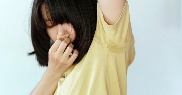 Tại sao nách vẫn hôi sau khi dùng lăn khử mùi? Dược sĩ tiết lộ: Có thể bạn dùng sai thời điểm!