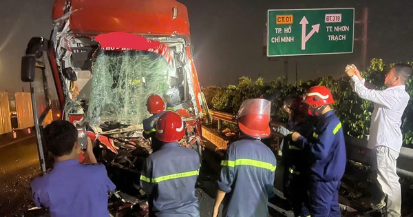 Tai nạn xe khách nghiêm trọng trên đường cao tốc TPHCM - Long Thành - Dầu Giây