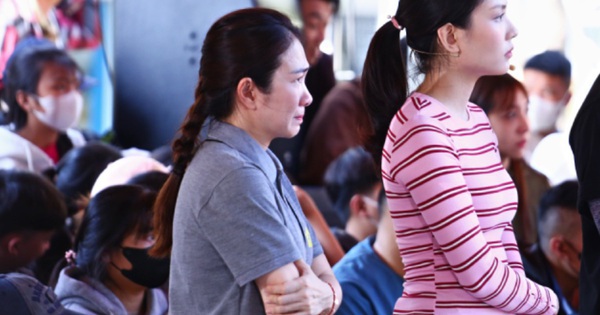 Nữ MC nổi tiếng miền Nam phải bấm tay, siết chặt cơ thể: 