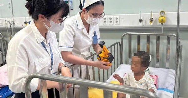 Những hình ảnh mới nhất tại bệnh viện của em bé 2 tuổi bị bạo hành nghiêm trọng