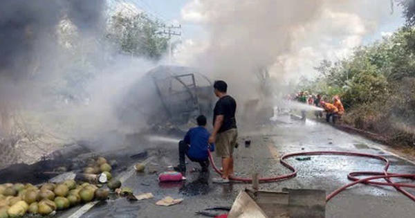VIDEO: Xe khách đâm trực diện xe bồn chở dầu tại Indonesia, khói lửa kinh hoàng