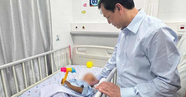 Hoàn cảnh éo le của bé trai 2 tuổi ở TP.HCM bị mẹ và cha dượng bạo hành