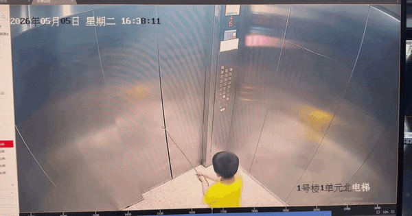 Đoạn camera trong thang máy được đăng lên mạng giữa đêm khiến nhiều phụ huynh thót tim