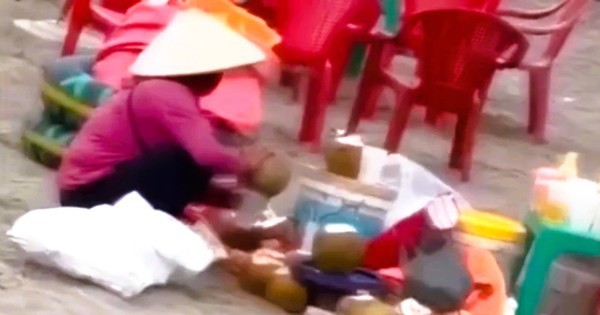 Người phụ nữ gom nước dừa thừa gây hiểu lầm ở khu du lịch