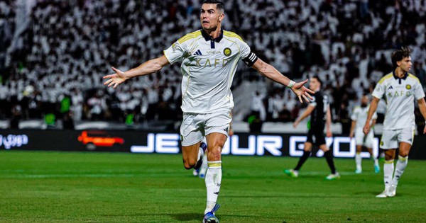 Ronaldo làm nên điều chưa từng có trong lịch sử