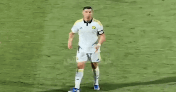 Nghe CĐV đối thủ đồng thanh hô “Messi, Messi”, Ronaldo làm động tác mỉa mai khiến anti-fan tức điên