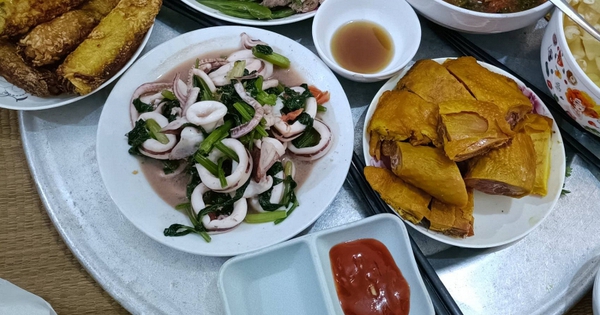 Tôi chỉ kể chuyện vu vơ trong bữa cơm mà con dâu tạt thẳng 