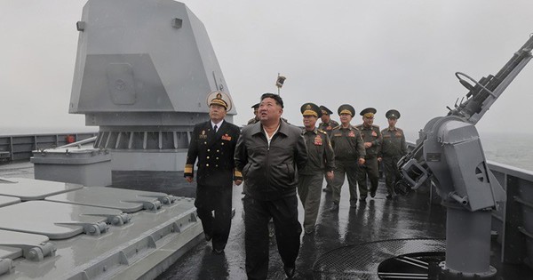 Ông Kim Jong un thị sát tàu khu trục Choe Hyon, dùng bữa cùng thủy thủ