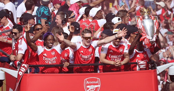 Quên nỗi buồn Champions League, Arsenal rước cúp giữa hàng trăm nghìn CĐV