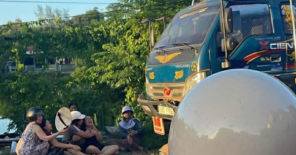 Ô tô tải va chạm xe máy trên quốc lộ ở Huế, cháu bé 6 tuổi tử vong