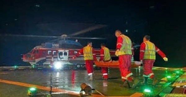 Nghẹt thở pha điều trực thăng cứu ngư dân chấn thương sọ não từ giàn khoan tỷ đô của Việt Nam