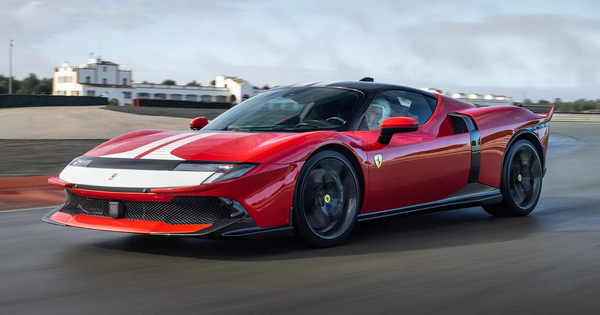 Lo ngại khách hàng quay lưng, Ferrari lên tiếng về kế hoạch bán xe xăng song song với xe điện