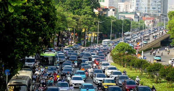 Cảnh tượng tại nút giao La Thành - Nguyễn Chí Thanh (Hà Nội) trong sáng ngày 1/6