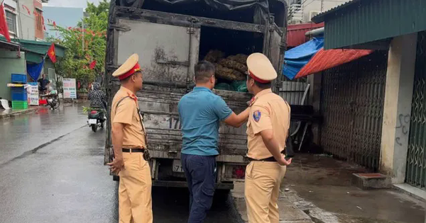 CSGT phát hiện hơn 2 tấn tóp mỡ bốc mùi trên đường vận chuyển ra Hà Nội