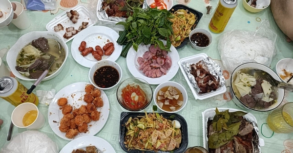 Lên nhà con trai đột xuất, tôi choáng váng sợ hãi với bữa cơm con dâu tương lai chuẩn bị