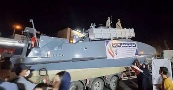 Tàu cao tốc Iran nã tên lửa xa 700km