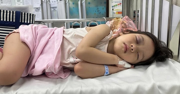Mẹ bé gái bị đẩy ngã từ cầu trượt cao 1,5m chia sẻ tình trạn