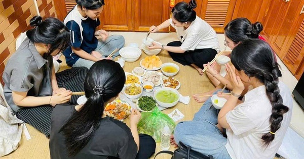 Người phụ nữ Hà Nội nấu cơm, mở cửa đón hơn 70 sĩ tử và phụ 