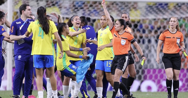 Brazil nhận 8 thẻ đỏ trong 1 trận đấu, cả HLV lẫn cầu thủ đề