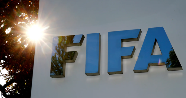 Căng đét: Chủ tịch FIFA bị huyền thoại bóng đá đệ đơn tố cáo
