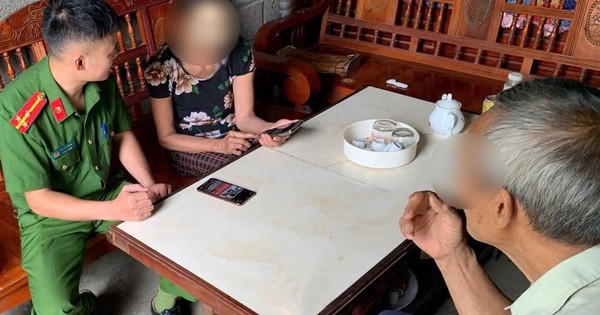 Công an phường phát hiện 2 ông bà đang chốt “hợp đ