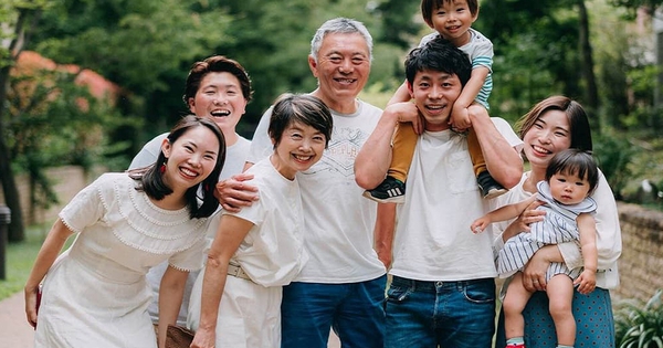 Bố chồng đột nhiên yêu cầu chụp ảnh cả gia đình, một tuần sa