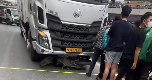 Hà Nội: Hiện trường vụ tai nạn khiến cô gái tử vong dưới gầm